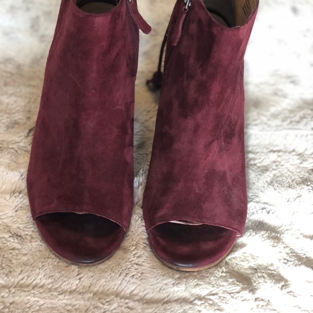 Ankle boot w/ tassels